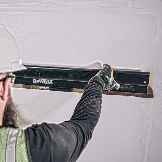 DeWALT 32" Aluminum Skimming Blade, 6 image